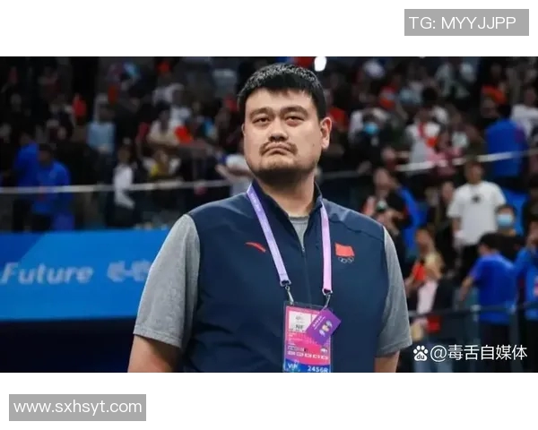 姚明重返赛场引发观众热烈沸腾现场气氛空前激动人心