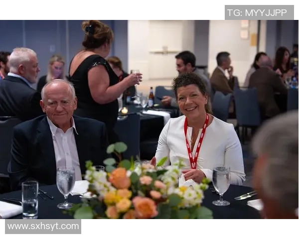 巴西足球明星齐聚一堂共同观赛热情高涨尽显团结精神 巴西足球明星齐聚一堂共同观赛热情高涨尽显团结精神